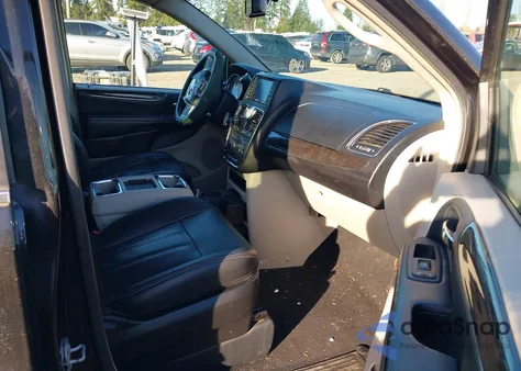 2016 Chrysler Town & Country Touring z USA, uszkodzony, nr VIN 2C4RC1BG1GR230063